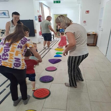 A képen egy ügyességi pálya látható amit a gyerekek szüleik és pedagógusaink segítségével teljesítenek.