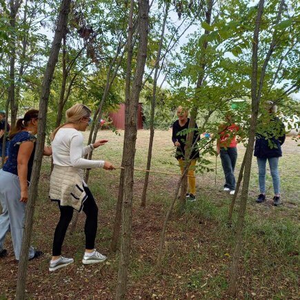 A képen a csapatépítő program egyik programeleme látható: Élményszerzés a vetélkedő újabb feladataként bekötött szemmel az erdőben tájékozódás.