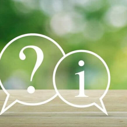 A képen két szóbuborék látható egy asztalon, a bal oldaliban egy kérdőjel a jobb oldaliban egy kis "i" betű látható.