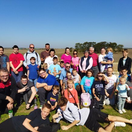 A képen a „Tekerd meg” kerékpártúra résztvevőivel készült csoportkép látható.