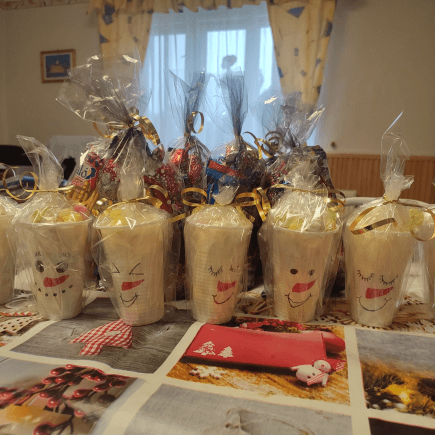 A képen az asztalra elhelyezett mikulás csomagok láthatóak a gyermekek számára.