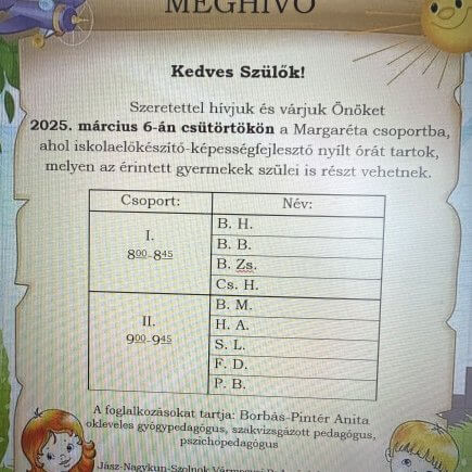 A képen a nyílt képességfejlesztő foglalkozás meghívója látható. A meghívó egy pergamenen jelenik meg, a négy sarkában színes rajzok láthatóak (bal felül: egy lila repülő gép, jobb felül: egy sárga napocska, bal alul: egy barnás hajó kislány jobb alul pedig egy szőke kisfiú)