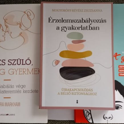 A képen a kudarctűrő képesség fejlesztésének lehetőségei óvódáskorban témaköréhez ajánlott három könyv borítója látható. (1. könyv címe: Békés szülő, boldog gyermek. Író: Laura Markham/ 2. könyv címe: Érzelemszabályozás a gyakorlatban. Író: Mogyorósí-Révész Zsuzsanna/ 3. könyv címe: A gyermeki elme. Író: Daniel Siegel és Tina Payne Bryson )