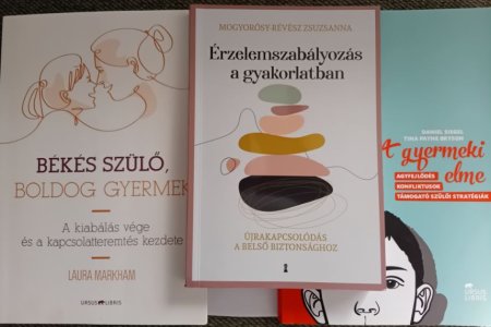 A képen a kudarctűrő képesség fejlesztésének lehetőségei óvódáskorban témaköréhez ajánlott három könyv borítója látható. (1. könyv címe: Békés szülő, boldog gyermek. Író: Laura Markham/ 2. könyv címe: Érzelemszabályozás a gyakorlatban. Író: Mogyorósí-Révész Zsuzsanna/ 3. könyv címe: A gyermeki elme. Író: Daniel Siegel és Tina Payne Bryson )