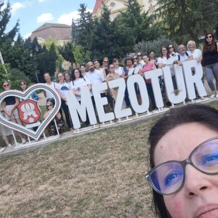 A képen a Jászberényi és a Mezőtúri Tagintézményünk munkatársai láthatóak a Mezőtúr feliratnál készült csoportképen.