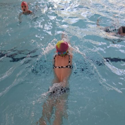 A kép a Kanizsa Tivadar Tanuszodában készült, úszófeladatok, úszásoktatás közben.