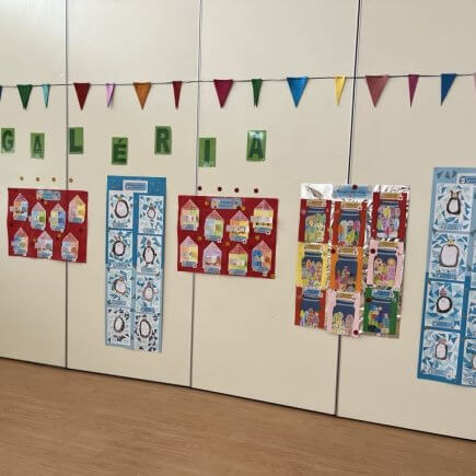 A képen a gyermekek rajzpályázatra benyújtott munkáiból elkészített kiállítás látható.