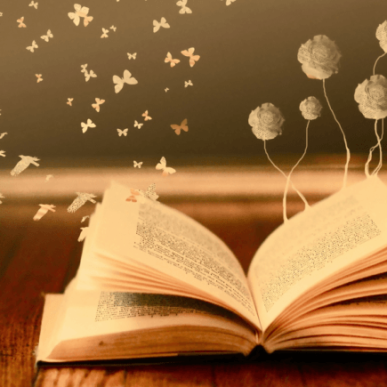 A képen egy nyitott könyv látható melyen a könyvből áradó világot próbálják ábrázolni. A könyv lapjai közül kirepülő madarak, pillangók és rózsák segítségével.