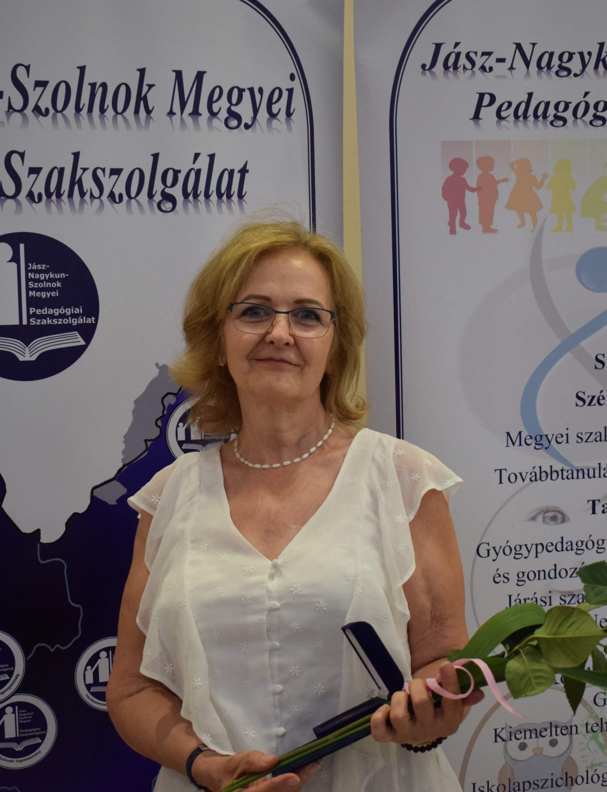 A képen a Szolnoki Tagintézmény gyógypedagógusa látható aki a 2024-2025. tanév végén A gyermekek, tanulók oktatása-nevelése érdekében végzett több évtizedes kiemelkedő tevékenysége elismeréséül,
nyugállományba vonulásuk alkalmából „Pedagógus Szolgálati Emlékérem”- ben részesült.