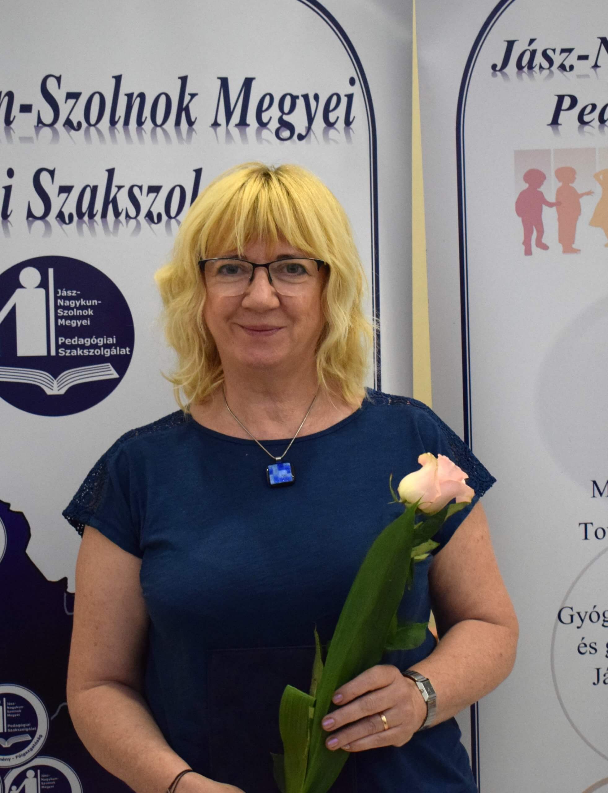 A képen a Szolnoki Tagintézmény gyógypedagógusa látható, aki a 2024-2025. tanév végén "Az Év Szakembere" díjat kapta.