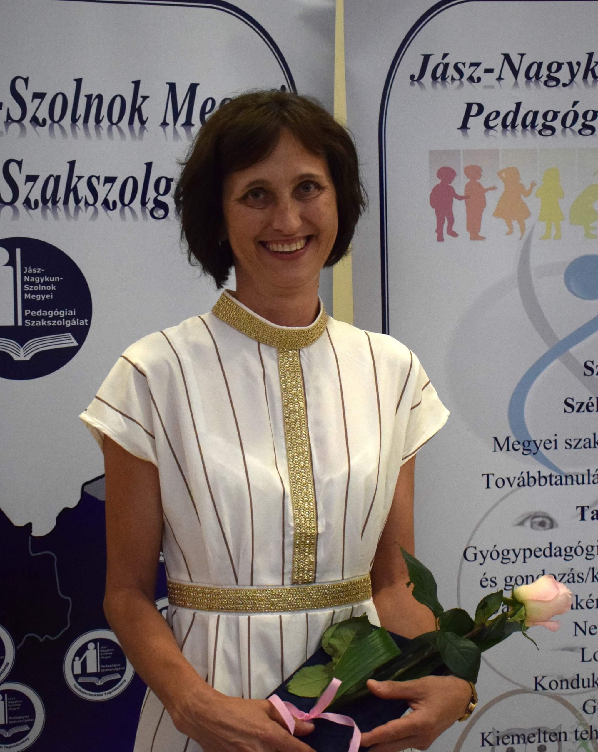 A képen a Vármegyei Szakértői Bizottság gyógypedagógusa látható, aki a 2024-2025. tanév végén "Az Év Szakembere" díjat kapta.
