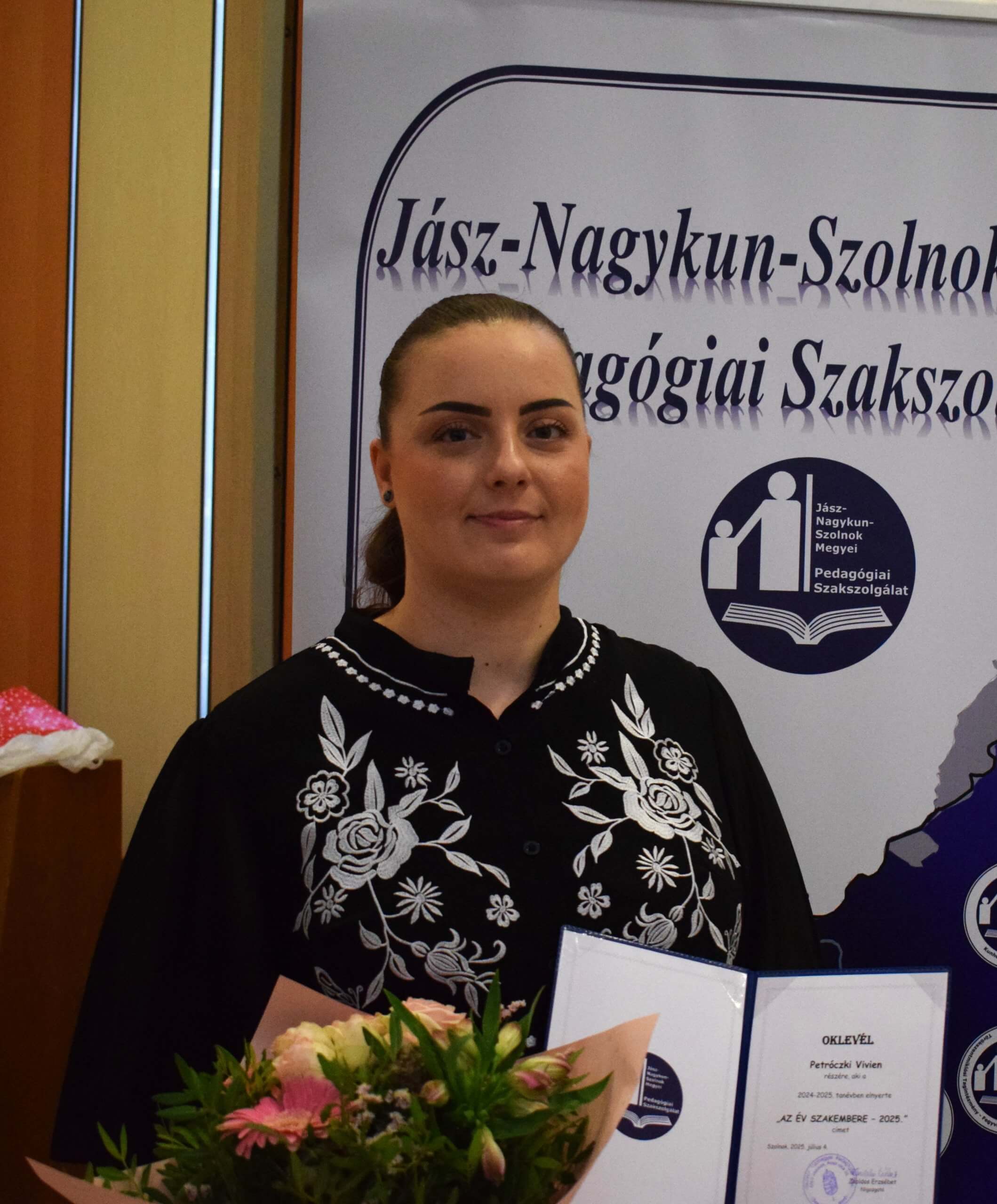 A képen a Karcagi Tagintézmény logopédusa, tagintézmény-igazgatója látható, aki a 2024-2025. tanév végén "Az Év Szakembere" díjat kapta.