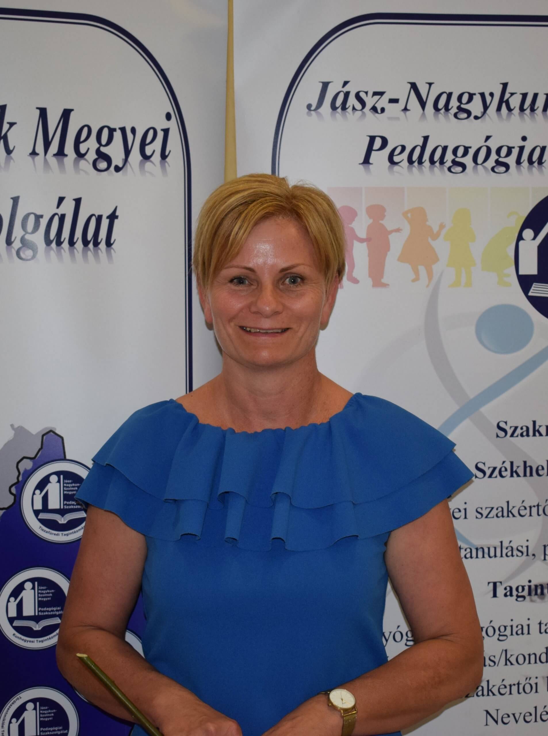 A képen a Tiszafüredi Tagintézmény szakszolgálati titkára látható, aki a 2024-2025. tanév végén "Az Év Dolgozója" díjat kapta.