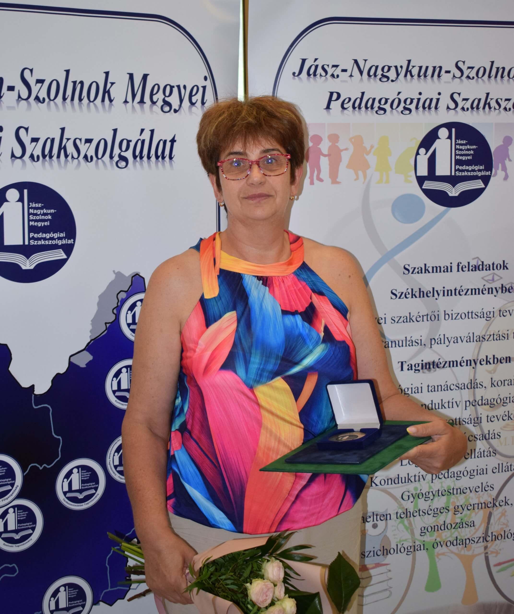 A képen a Szolnoki Tagintézmény Újszászi Telephelyének gyógypedagógusa látható aki a 2024-2025. tanév végén A gyermekek, tanulók oktatása-nevelése érdekében végzett több évtizedes kiemelkedő tevékenysége elismeréséül,
nyugállományba vonulásuk alkalmából „Pedagógus Szolgálati Emlékérem”- ben részesült.