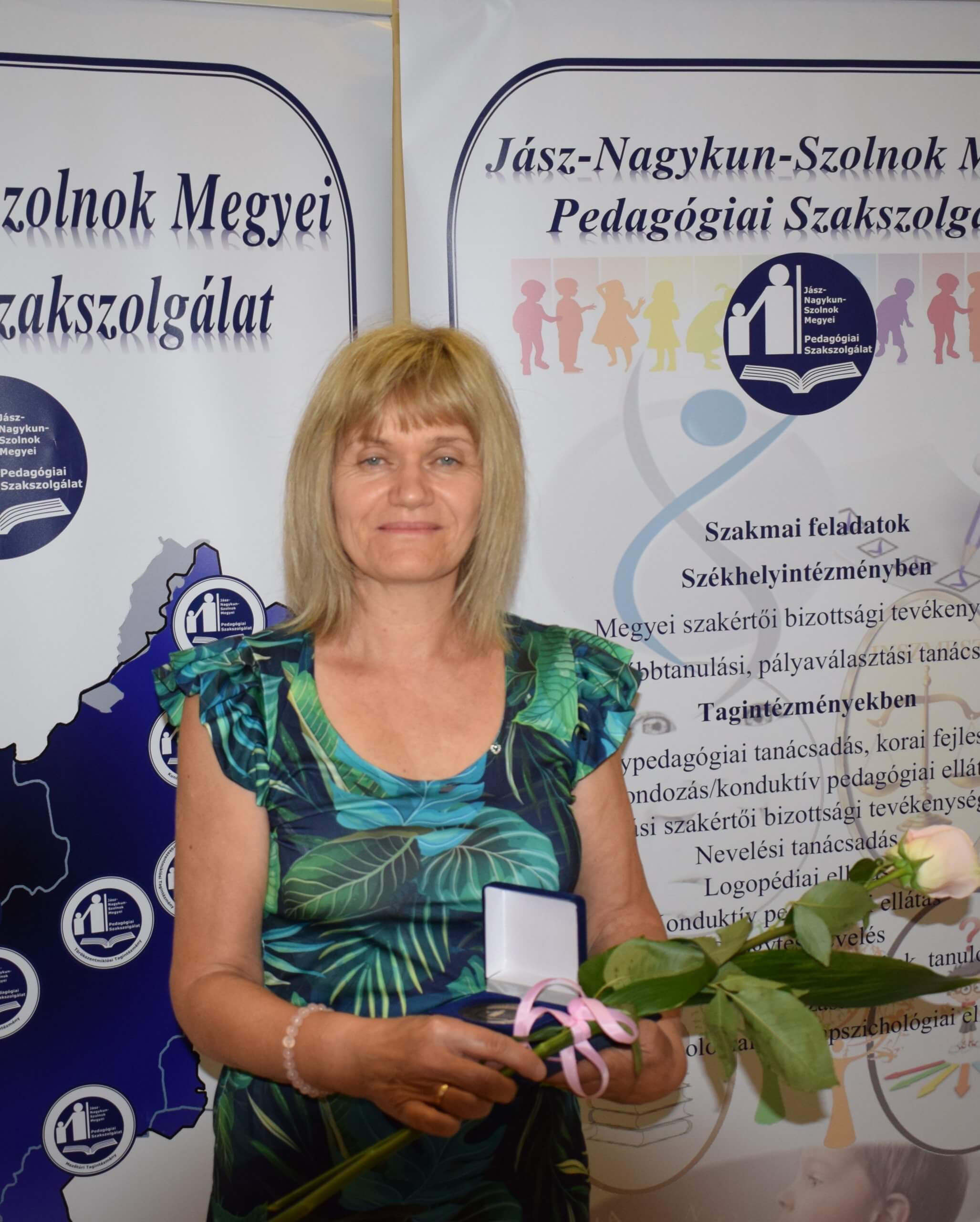 A képen a Szolnoki Tagintézmény gyógypedagógusa látható, aki a 2024-2025. tanév végén A gyermekek, tanulók oktatása-nevelése érdekében végzett több évtizedes kiemelkedő tevékenysége elismeréséül,
nyugállományba vonulásuk alkalmából „Pedagógus Szolgálati Emlékérem”- ben részesült.