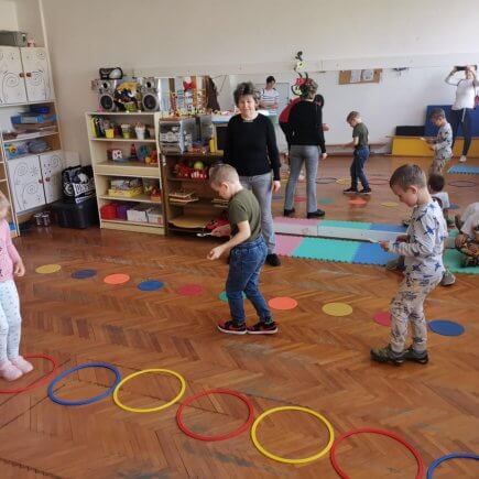 A képen a gyermekek mozgásfejlesztő eszközökkel kipróbálhatták ügyességüket.