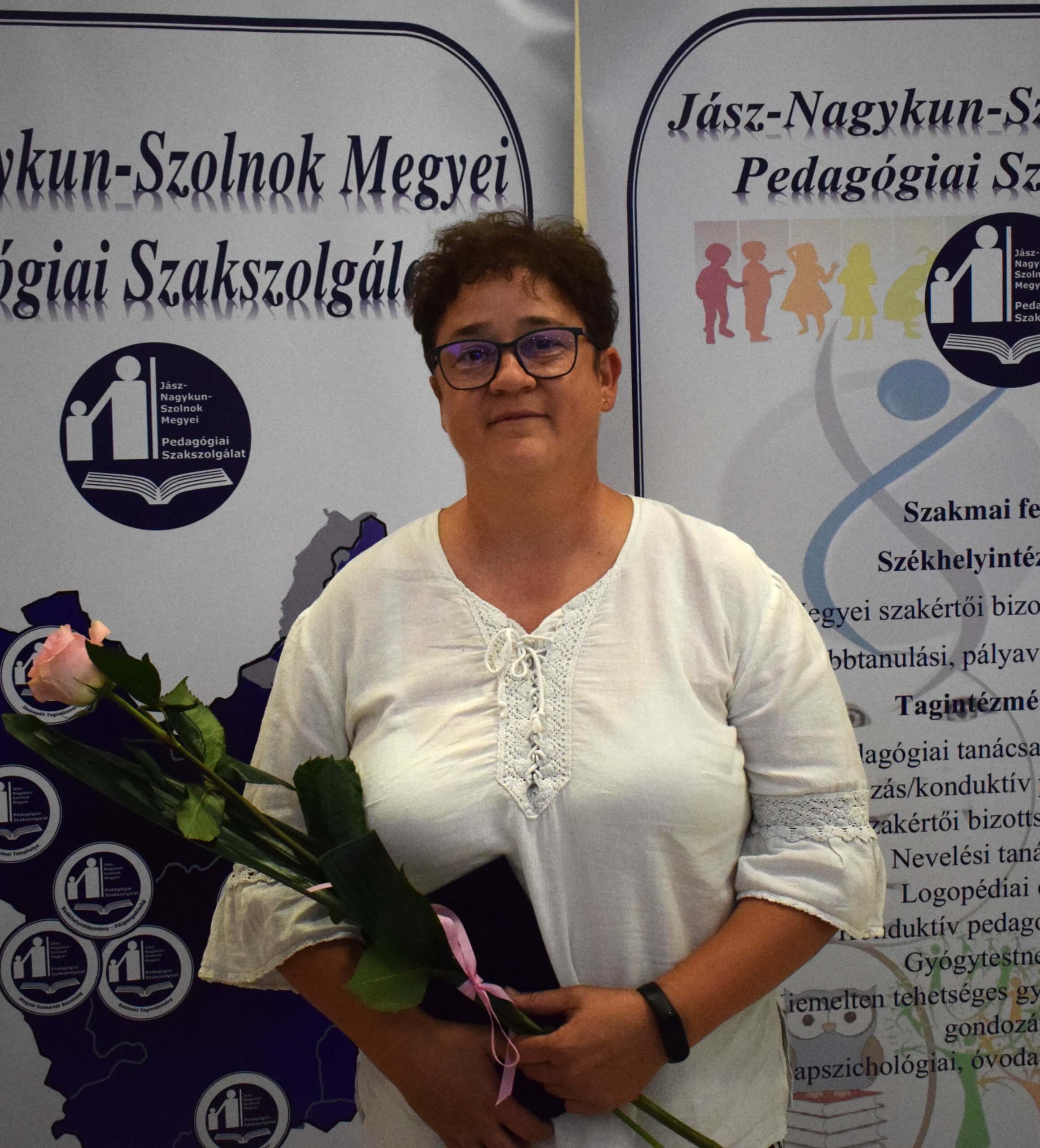 A Képen a Karcagi Tagintézmény gyógytestnevelője látható, aki a gyógytestnevelés területén nyújtott kiemelkedő munkájáért
az „Év gyógytestnevelője” országos elismerésben részesült.