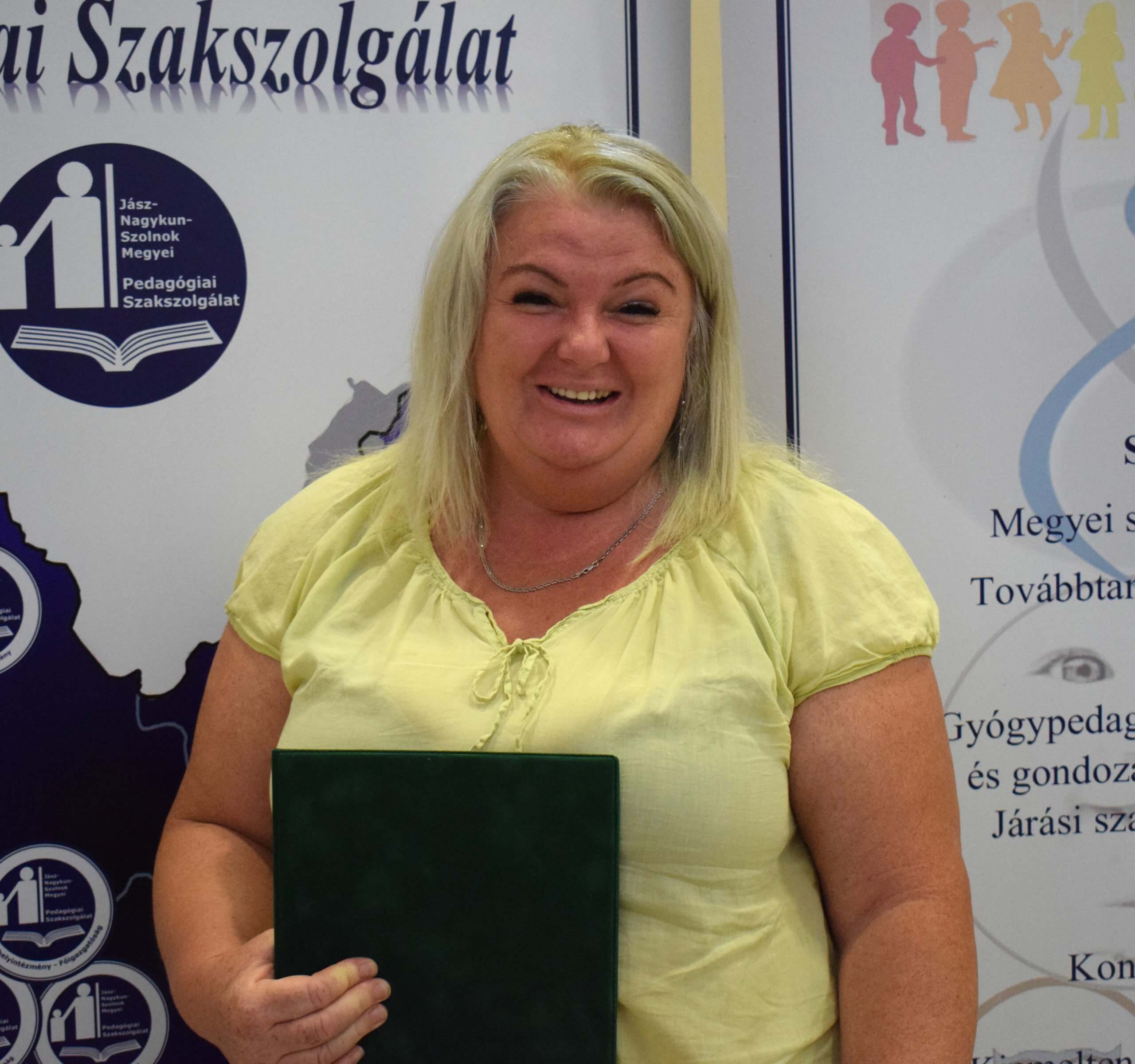 A Képen a Kunszentmártoni Tagintézmény gyógypedagógusa látható, aki a 2024-2025. tanév végén a Szolnoki Tankerületi Központ elismerő oklevelében részesült.