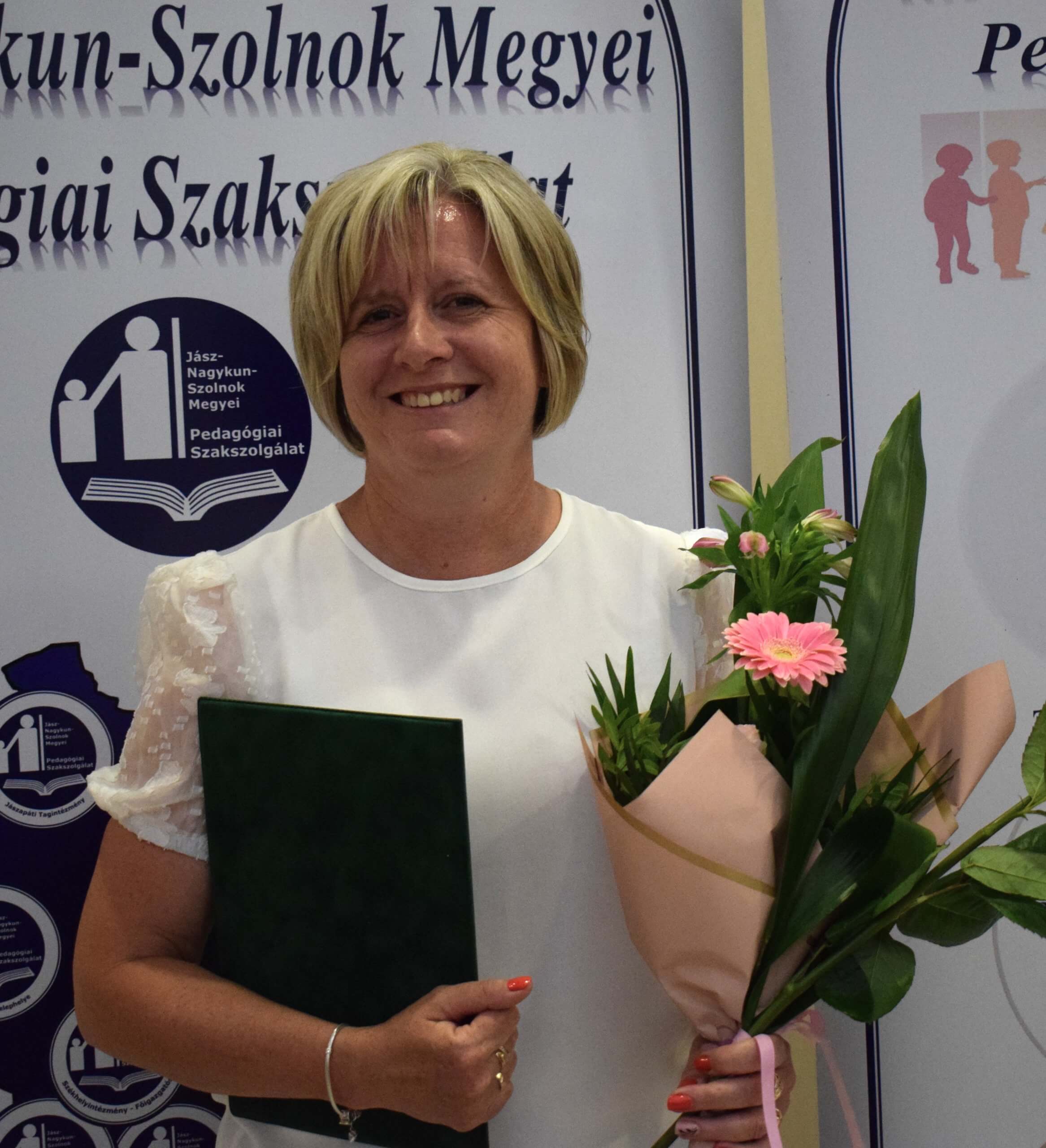 A Képen a Vármegyei Szakértői Bizottság gyógypedagógusa látható, aki a 2024-2025. tanév végén a Szolnoki Tankerületi Központ elismerő oklevelében részesült.