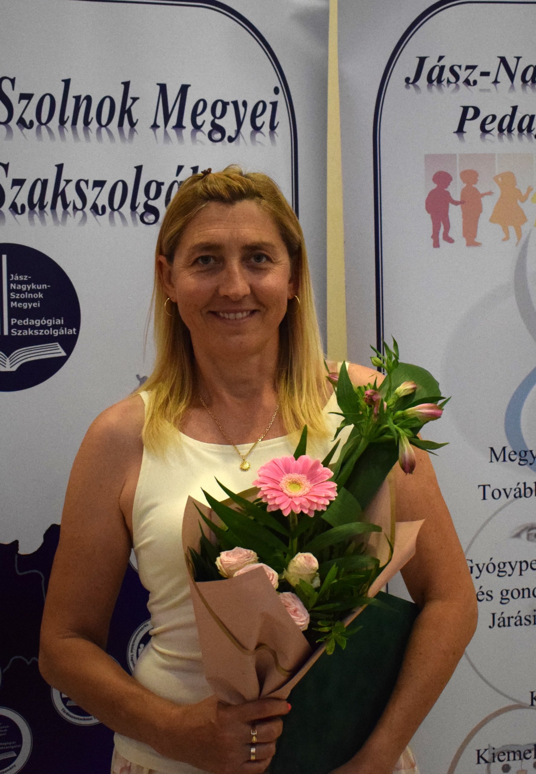 A Képen a Törökszentmiklósi Tagintézmény gyógypedagógusa látható, aki a 2024-2025. tanév végén a Szolnoki Tankerületi Központ elismerő oklevelében részesült.