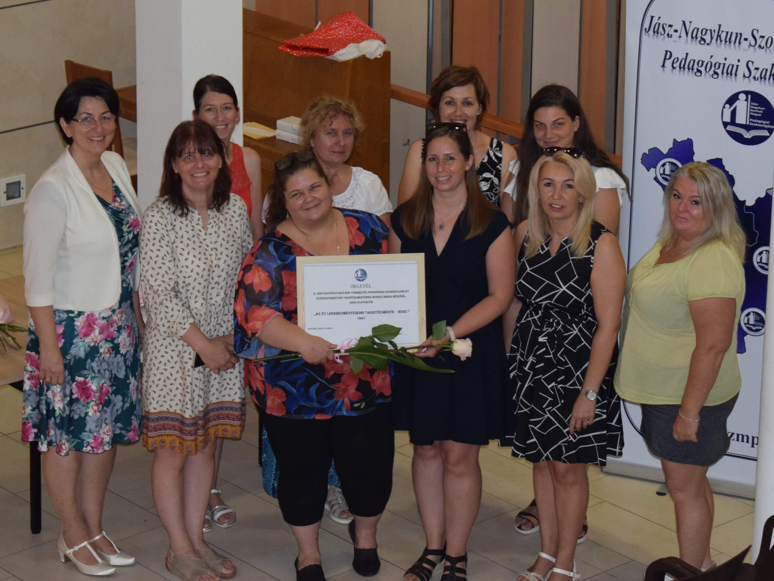 A képen Kunszentmártoni Tagintézmény munkatársai láthatóak, akik 2024/2025. tanév
Legeredményesebb tagintézménye emléklapot kapták.