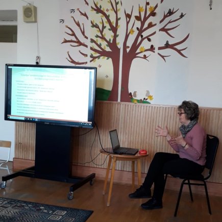 A képen Mári Jánosné fejlesztőpedagógus prezentáció keretében bemutatja mesterpedagógusi pályázatát.