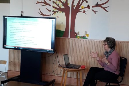 A képen Mári Jánosné fejlesztőpedagógus prezentáció keretében bemutatja mesterpedagógusi pályázatát.