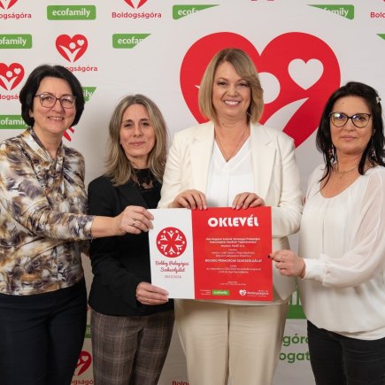 A képen Intézményünk főigazgatója, a Mezőtúri Tagintézményünk igazgatója és pedagógusa látható Bagdi Bellával a Jobb Veled a Világ Alapítvány elnökével, közösen tartják a konferencián részükre átadott "Boldog Pedagógiai Szakszolgálat" oklevelét.