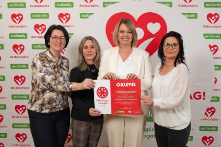 A képen Intézményünk főigazgatója, a Mezőtúri Tagintézményünk igazgatója és pedagógusa látható Bagdi Bellával a Jobb Veled a Világ Alapítvány elnökével, közösen tartják a konferencián részükre átadott "Boldog Pedagógiai Szakszolgálat" oklevelét.