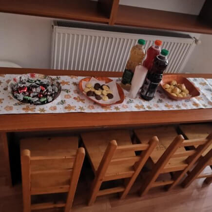 A képen a gyermekeknek és a Mikulásnak megterített asztal látható.
