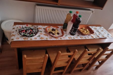 A képen a gyermekeknek és a Mikulásnak megterített asztal látható.