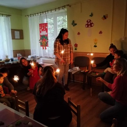 A képen a gyerekekkel közösen gyújtottunk csillagszórókat.