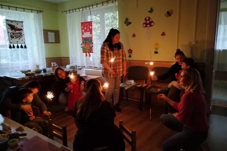 A képen a gyerekekkel közösen gyújtottunk csillagszórókat.