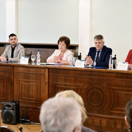 A képet a rendezvény díszvendégei láthatóak a pódiumnál ülve.