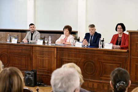 A képet a rendezvény díszvendégei láthatóak a pódiumnál ülve.