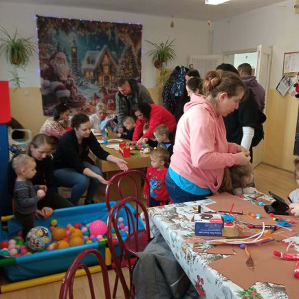 A képen a szülők és gyermekek kézműveskednek a Mikulás ünnepségen.