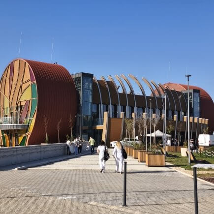 A képen a rendezvény helyszíne látható az utcafrontról.