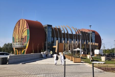 A képen a rendezvény helyszíne látható az utcafrontról.