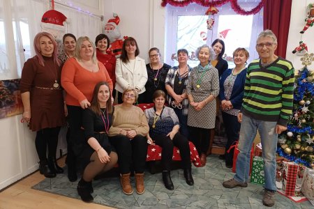 A képen a JNSZV Pedagógiai Szakszolgálat Kunszentmártoni Tagintézményének munkatársai láthatóak a fenyőfa mellett egy csoportképen.