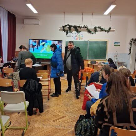 A képen a rendezvényre érkező szülők láthatóak a tanteremben.