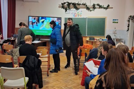 A képen a rendezvényre érkező szülők láthatóak a tanteremben.