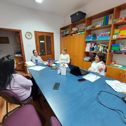 A képen a Tiszafüredi Tagintézmény munkatársai láthatóak egy nagy tárgyaló asztal körül ülve.