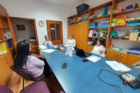 A képen a Tiszafüredi Tagintézmény munkatársai láthatóak egy nagy tárgyaló asztal körül ülve.