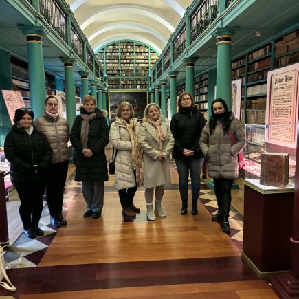 A képen a Tiszafüredi Tagintézmény munkatársai láthatóak a Debreceni Református Kollégium könyvtárában.