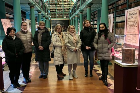 A képen a Tiszafüredi Tagintézmény munkatársai láthatóak a Debreceni Református Kollégium könyvtárában.