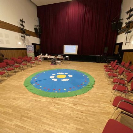 A képen a Szakmai műhelyfoglalkozás bemutató foglalkozás helyszíne látható és a fő előadó amint előkészül előadásának kellékeivel.