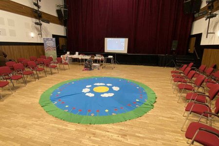 A képen a Szakmai műhelyfoglalkozás bemutató foglalkozás helyszíne látható és a fő előadó amint előkészül előadásának kellékeivel.