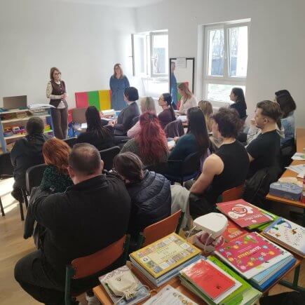 A képen Bartusné Major Ágnes tagintézmény-igazgató köszönti a megjelenteket.