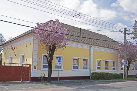 A képen a Karcagi Tagintézmény megújult épületének utca front felőli oldala látható a Táncsics körúton.