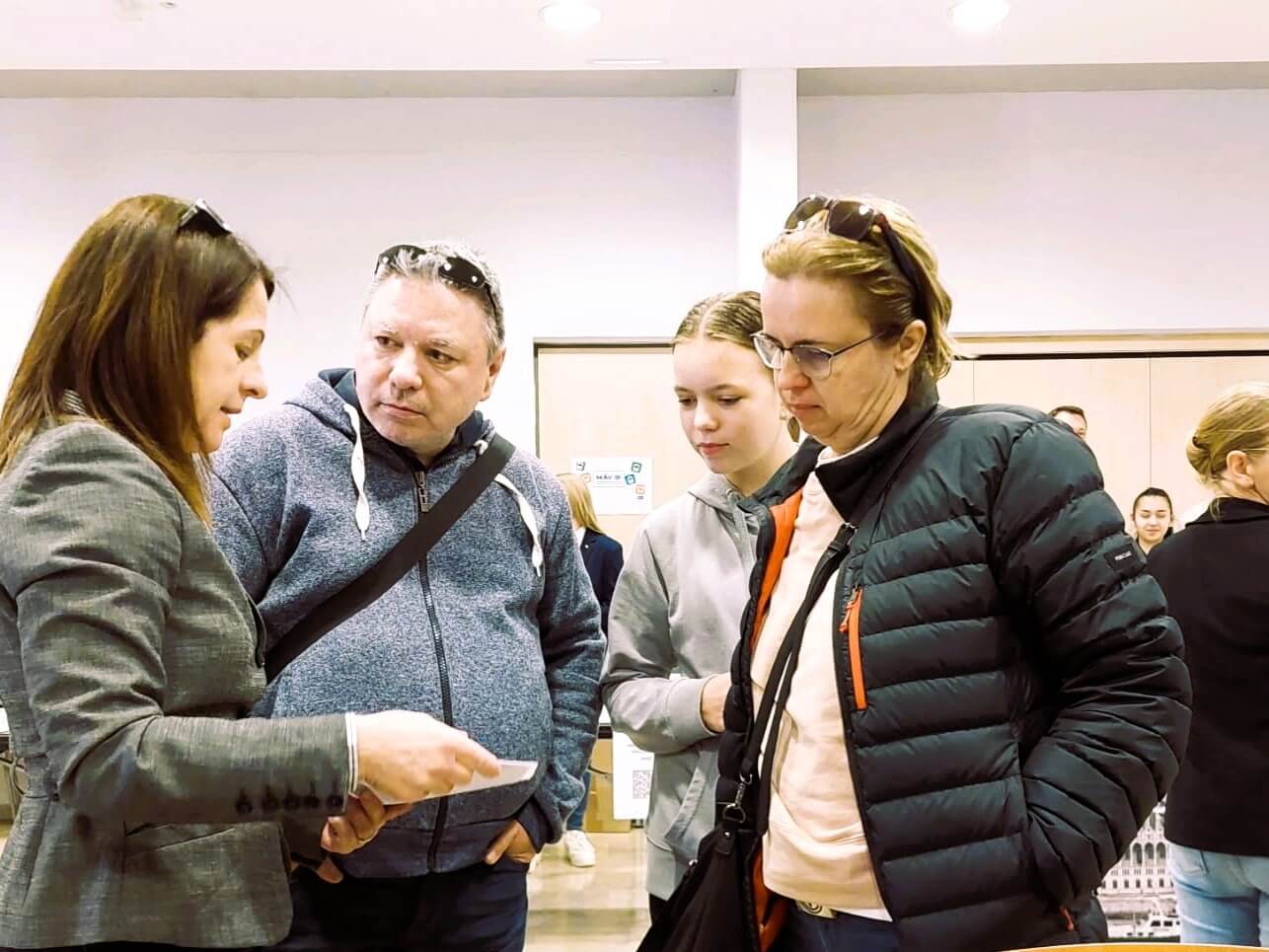 A képen a Pályaválasztási Tanácsadó kolléganő látható munka közben, amint szülőket tájékoztat.